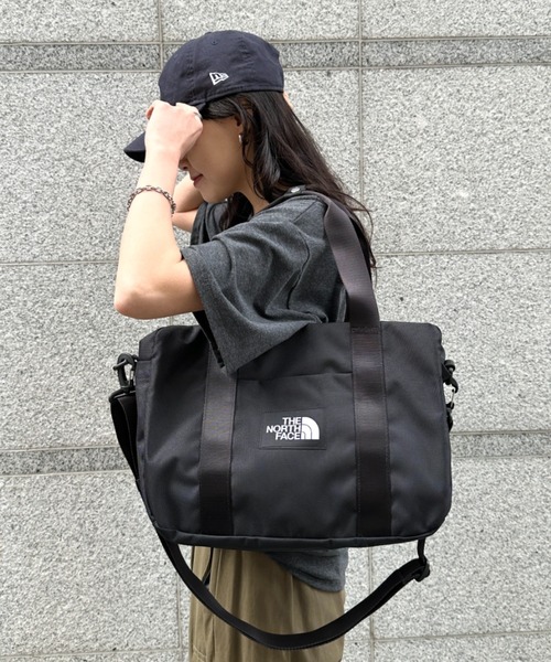 THE NORTH FACE(ザノースフェイス)の「THE NORTH FACE(ザ・ノースフェイス)/軽量 大容量 大きいサイズ トラベルバッグ ヘリテージカーゴバッグ/HERITAGE CARGO M_PLUS(ショルダーバッグ・レディース・ブラック/グレイッシュベージュ・FREE)」の6枚目の写真