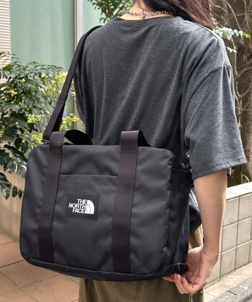 THE NORTH FACE(ザノースフェイス)の「THE NORTH FACE(ザ・ノースフェイス)/軽量 大容量 大きいサイズ トラベルバッグ ヘリテージカーゴバッグ/HERITAGE CARGO M_PLUS(ショルダーバッグ・レディース・ブラック/グレイッシュベージュ・FREE)」の10枚目の写真
