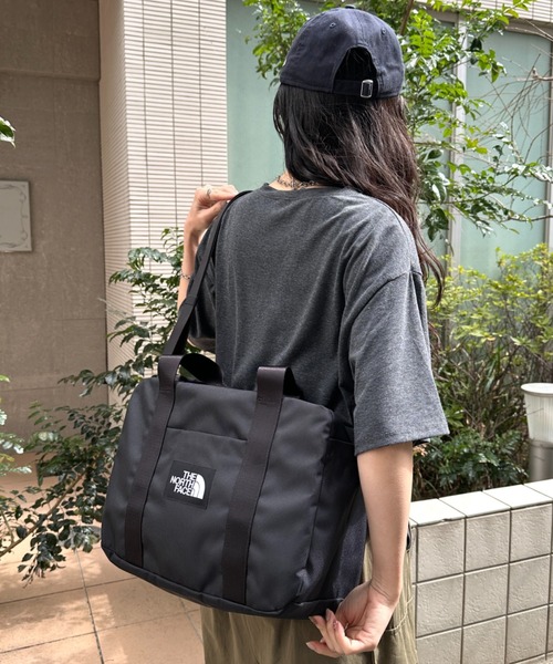 THE NORTH FACE(ザノースフェイス)の「THE NORTH FACE(ザ・ノースフェイス)/軽量 大容量 大きいサイズ トラベルバッグ ヘリテージカーゴバッグ/HERITAGE CARGO M_PLUS(ショルダーバッグ・レディース・ブラック/グレイッシュベージュ・FREE)」の11枚目の写真