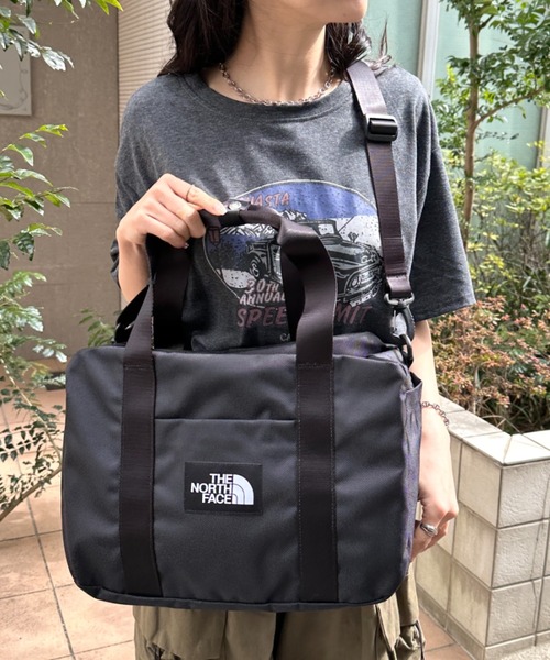 THE NORTH FACE(ザノースフェイス)の「THE NORTH FACE(ザ・ノースフェイス)/軽量 大容量 大きいサイズ トラベルバッグ ヘリテージカーゴバッグ/HERITAGE CARGO M_PLUS(ショルダーバッグ・レディース・ブラック/グレイッシュベージュ・FREE)」の8枚目の写真