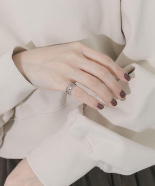 SMELLY（スメリー）の「ステンレスウェーブラインピンキーリング（リング・レディース・シルバー・4）」の2枚目の写真