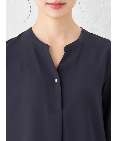 HARUYAMA(ハルヤマ)の「キーネックゴールドパーツブラウス カットソー 通年 【SOFFICE】(シャツ/ブラウス・レディース・オフホワイト/ネイビー/ライトグレー・S/M/L/LL)」の6枚目の写真