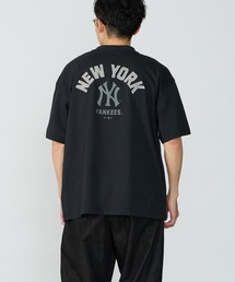 MLB（メジャーリーグベースボール）の「【WEB先行予約】[FANATICS ファナティクス] 別注 MLBロゴ バックプリント ショートスリーブTシャツ（Tシャツ/カットソー）」