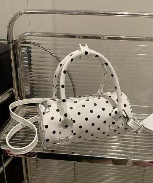 DIAVEL（ディアベル）の「[4color] ドット柄2WAYバレルバッグ（ショルダーバッグ・レディース・ホワイト/レッド/ピンク/ブラック・F）」の6枚目の写真