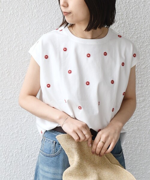 SHIPS Colors（シップス カラーズ）の「SHIPS Colors:〈洗濯機可能〉フラワーエンブロイダリー カットソー2◇（Tシャツ/カットソー・レディース・ブラック/レッド/イエロー・ONE SIZE）」の2枚目の写真