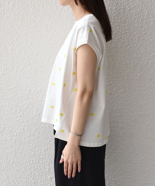 SHIPS Colors（シップス カラーズ）の「SHIPS Colors:〈洗濯機可能〉フラワーエンブロイダリー カットソー2◇（Tシャツ/カットソー・レディース・ブラック/レッド/イエロー・ONE SIZE）」の15枚目の写真