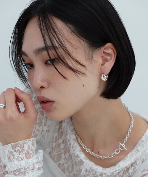 COCOSHNIK ONKITSCH(ココシュニックオンキッチュ)の「シルバー スモールフープ ノットピアス(ピアス(両耳用)・レディース・クリア・00)」の4枚目の写真