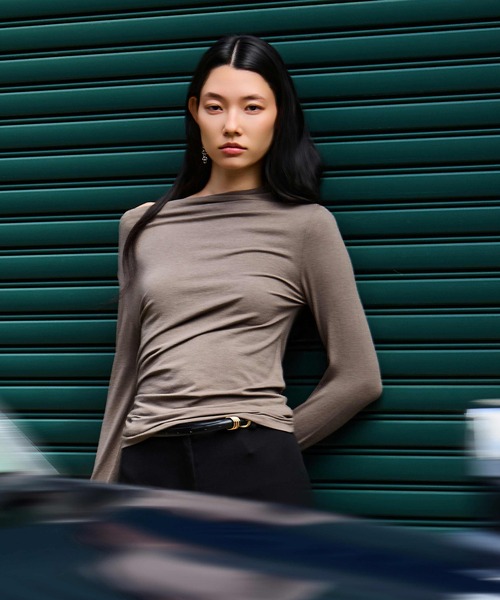 kiehtova(キエトヴァ)の「【kiehtova】VEIL DRAPE TOPS/ヴェール ドレープ トップス KTWR66(Tシャツ/カットソー・レディース・ホワイト/ブラック/カーキ・FREE)」の14枚目の写真