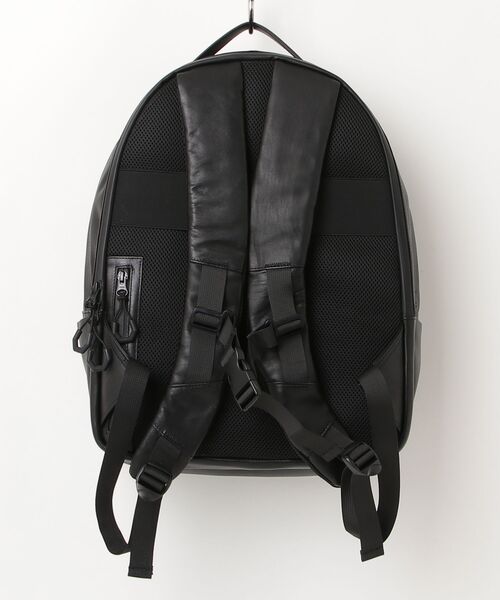 YArKA（ヤーカ）の「【YArKA/ヤーカ】real leather flap pocket round backpack [Alnitak11] / リアルレザー丸型フラップポケットバックパック(リュック)（バックパック/リュック・レディース・ブラック・FREE）」の2枚目の写真