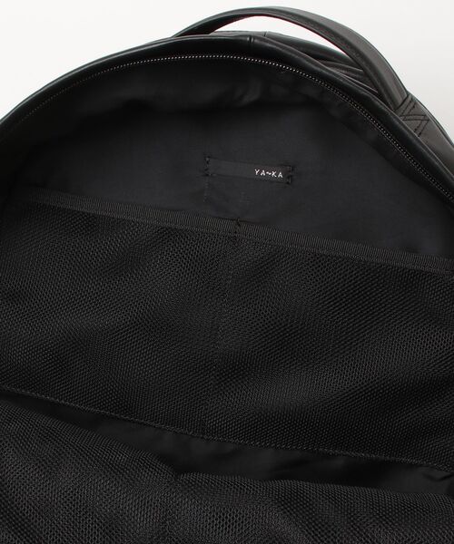 YArKA（ヤーカ）の「【YArKA/ヤーカ】real leather flap pocket round backpack [Alnitak11] / リアルレザー丸型フラップポケットバックパック(リュック)（バックパック/リュック・レディース・ブラック・FREE）」の4枚目の写真