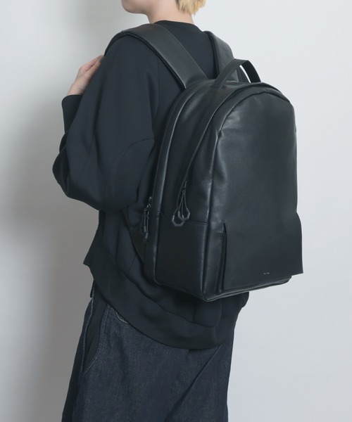 YArKA（ヤーカ）の「【YArKA/ヤーカ】real leather flap pocket round backpack [Alnitak11] / リアルレザー丸型フラップポケットバックパック(リュック)（バックパック/リュック・レディース・ブラック・FREE）」の6枚目の写真