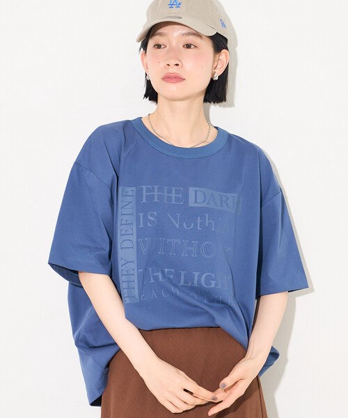 FREAK'S STORE（フリークスストア）の「ワントーン ロゴTシャツ/オーバーサイズTシャツ（Tシャツ/カットソー・レディース・チャコール/ブルー/ブラウン・ﾌﾘ-）」の6枚目の写真