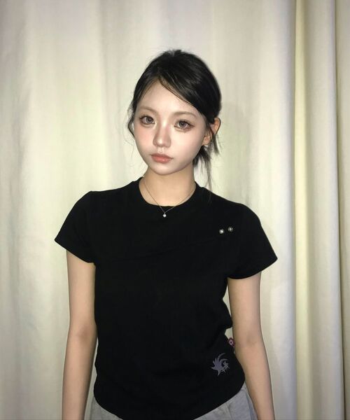 S'EST(エスイーエスティー)の「Crop Eyelet Cut-out T-shirts Black(Tシャツ/カットソー・レディース・ブラック・SMALL)」の4枚目の写真