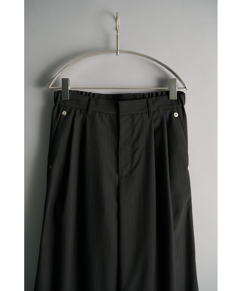 CONZ(コンズ)の「double pleated wide leg trousers/シーズンレス/ワイドスラックス/CONZ/夏服(スラックス・メンズ・ストライプ/グレー/ブラック・2/1/3)」の5枚目の写真