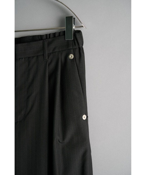 CONZ(コンズ)の「double pleated wide leg trousers/シーズンレス/ワイドスラックス/CONZ/夏服(スラックス・メンズ・ストライプ/グレー/ブラック・2/1/3)」の6枚目の写真