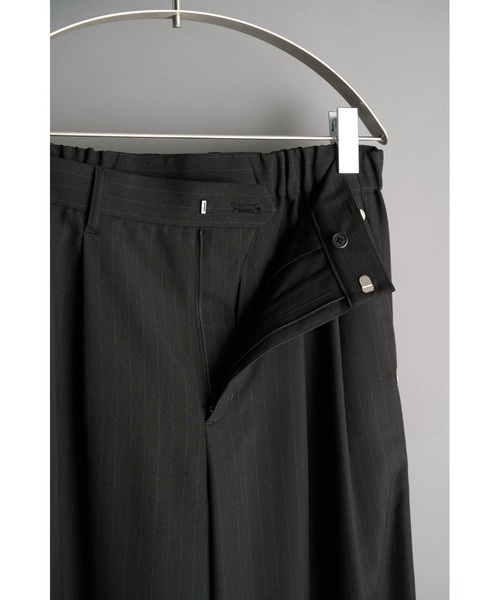 CONZ(コンズ)の「double pleated wide leg trousers/シーズンレス/ワイドスラックス/CONZ/夏服(スラックス・メンズ・ストライプ/グレー/ブラック・2/1/3)」の7枚目の写真