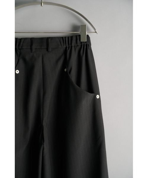 CONZ(コンズ)の「double pleated wide leg trousers/シーズンレス/ワイドスラックス/CONZ/夏服(スラックス・メンズ・ストライプ/グレー/ブラック・2/1/3)」の8枚目の写真