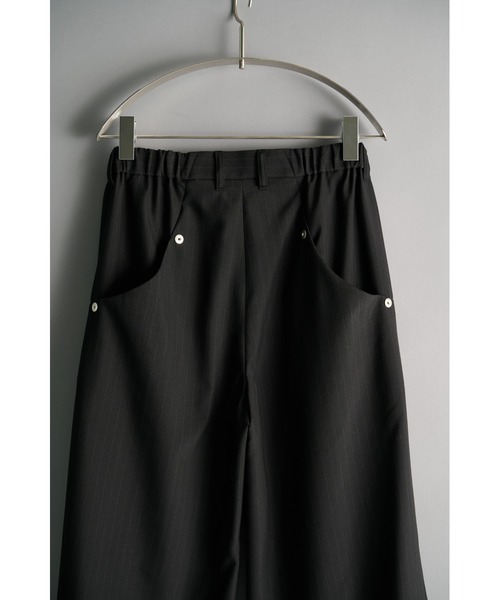 CONZ(コンズ)の「double pleated wide leg trousers/シーズンレス/ワイドスラックス/CONZ/夏服(スラックス・メンズ・ストライプ/グレー/ブラック・2/1/3)」の9枚目の写真