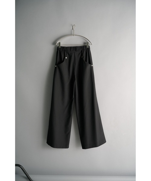 CONZ(コンズ)の「double pleated wide leg trousers/シーズンレス/ワイドスラックス/CONZ/夏服(スラックス・メンズ・ストライプ/グレー/ブラック・2/1/3)」の4枚目の写真