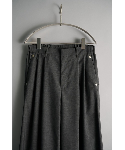 CONZ(コンズ)の「double pleated wide leg trousers/シーズンレス/ワイドスラックス/CONZ/夏服(スラックス・メンズ・ストライプ/グレー/ブラック・2/1/3)」の12枚目の写真