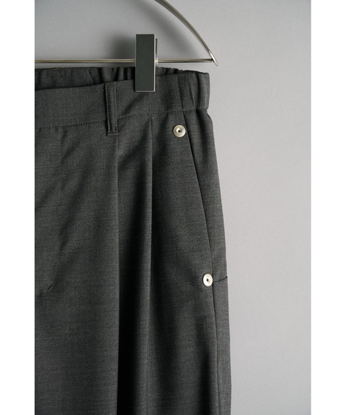 CONZ(コンズ)の「double pleated wide leg trousers/シーズンレス/ワイドスラックス/CONZ/夏服(スラックス・メンズ・ストライプ/グレー/ブラック・2/1/3)」の13枚目の写真