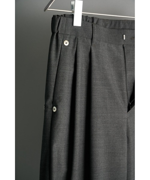 CONZ(コンズ)の「double pleated wide leg trousers/シーズンレス/ワイドスラックス/CONZ/夏服(スラックス・メンズ・ストライプ/グレー/ブラック・2/1/3)」の15枚目の写真
