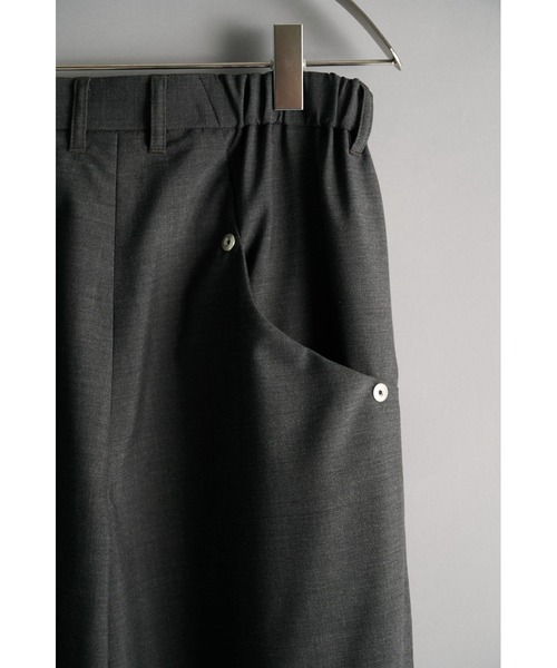 CONZ(コンズ)の「double pleated wide leg trousers/シーズンレス/ワイドスラックス/CONZ/夏服(スラックス・メンズ・ストライプ/グレー/ブラック・2/1/3)」の16枚目の写真