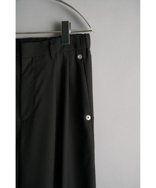 CONZ(コンズ)の「double pleated wide leg trousers/シーズンレス/ワイドスラックス/CONZ/夏服(スラックス・メンズ・ストライプ/グレー/ブラック・2/1/3)」の21枚目の写真
