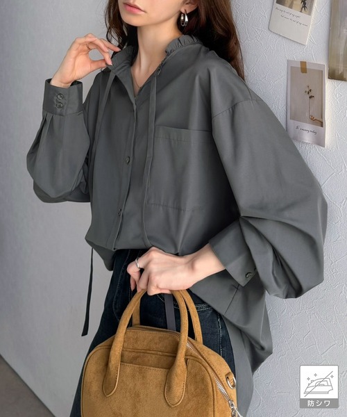 classicalelf(クラシカルエルフ)の「【防シワ機能付き】華やかフリルで印象チェンジ。前後2WAYで楽しむ、襟フリルリボンシャツ(長袖)(シャツ/ブラウス・レディース・オフホワイト/ブラウン系1/イエロー系1/チャコール・LARGE/MEDIUM/SMALL/X-LARGE)」の3枚目の写真