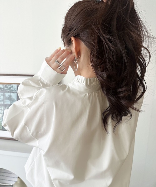 classicalelf(クラシカルエルフ)の「【防シワ機能付き】華やかフリルで印象チェンジ。前後2WAYで楽しむ、襟フリルリボンシャツ(長袖)(シャツ/ブラウス・レディース・オフホワイト/ブラウン系1/イエロー系1/チャコール・LARGE/MEDIUM/SMALL/X-LARGE)」の12枚目の写真