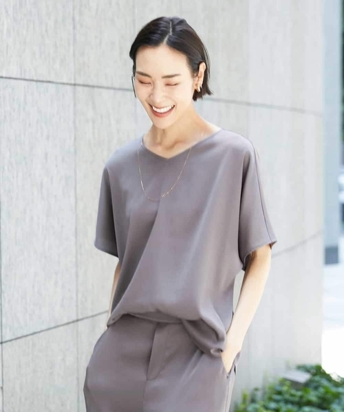 MICHEL KLEIN（ミッシェル・クラン）の「[セットアップ対応]Vネックサテンオーバーブラウス（シャツ/ブラウス・レディース・ネイビー/モカ・38）」の5枚目の写真