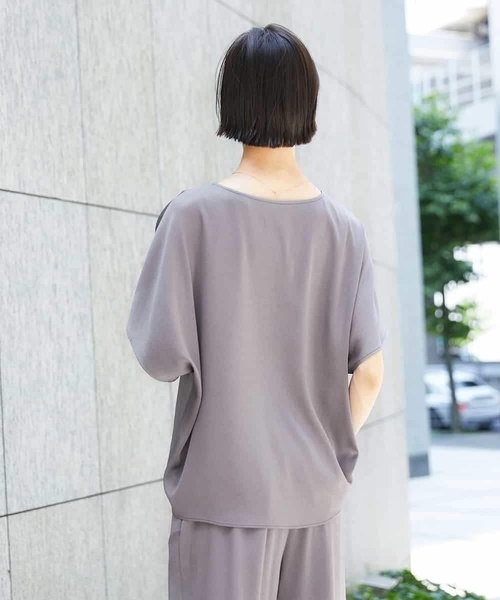 MICHEL KLEIN（ミッシェル・クラン）の「[セットアップ対応]Vネックサテンオーバーブラウス（シャツ/ブラウス・レディース・ネイビー/モカ・38）」の6枚目の写真