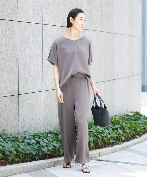 MICHEL KLEIN（ミッシェル・クラン）の「[セットアップ対応]Vネックサテンオーバーブラウス（シャツ/ブラウス・レディース・ネイビー/モカ・38）」の10枚目の写真