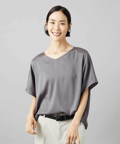 MICHEL KLEIN（ミッシェル・クラン）の「[セットアップ対応]Vネックサテンオーバーブラウス（シャツ/ブラウス・レディース・ネイビー/モカ・38）」の11枚目の写真