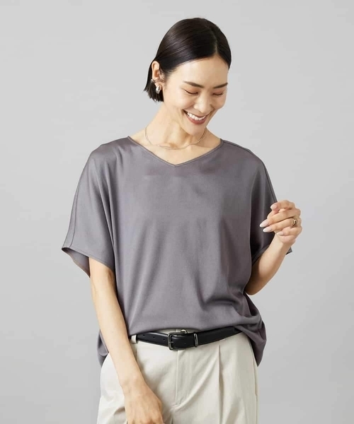 MICHEL KLEIN（ミッシェル・クラン）の「[セットアップ対応]Vネックサテンオーバーブラウス（シャツ/ブラウス・レディース・ネイビー/モカ・38）」の12枚目の写真