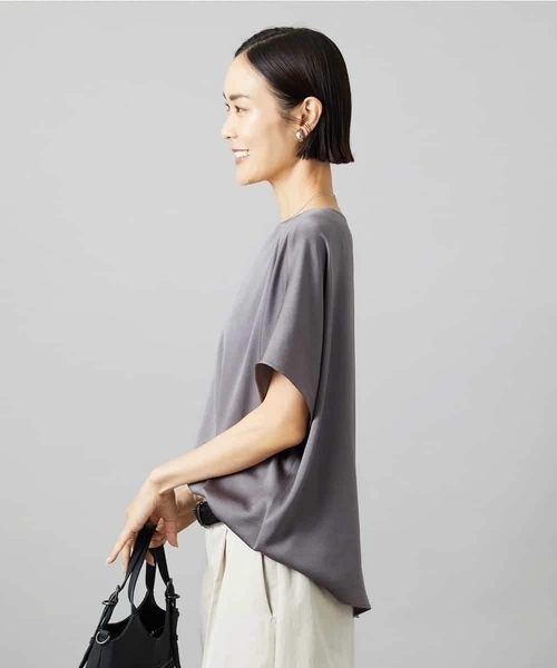 MICHEL KLEIN（ミッシェル・クラン）の「[セットアップ対応]Vネックサテンオーバーブラウス（シャツ/ブラウス・レディース・ネイビー/モカ・38）」の13枚目の写真