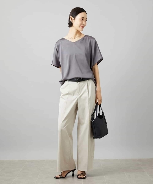 MICHEL KLEIN（ミッシェル・クラン）の「[セットアップ対応]Vネックサテンオーバーブラウス（シャツ/ブラウス・レディース・ネイビー/モカ・38）」の15枚目の写真