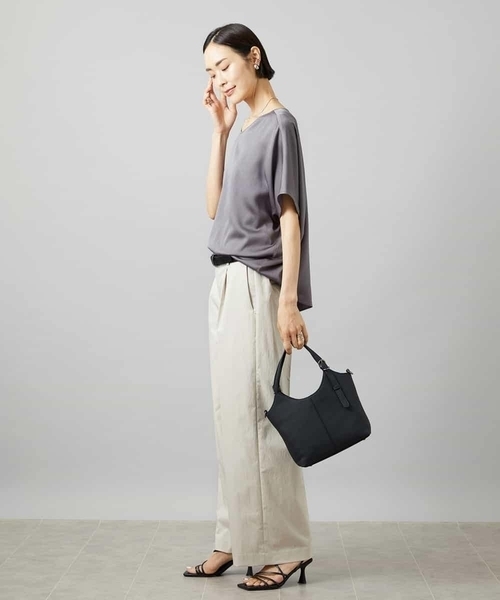 MICHEL KLEIN（ミッシェル・クラン）の「[セットアップ対応]Vネックサテンオーバーブラウス（シャツ/ブラウス・レディース・ネイビー/モカ・38）」の16枚目の写真