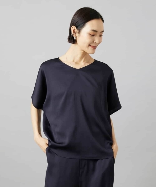 MICHEL KLEIN（ミッシェル・クラン）の「[セットアップ対応]Vネックサテンオーバーブラウス（シャツ/ブラウス・レディース・ネイビー/モカ・38）」の17枚目の写真