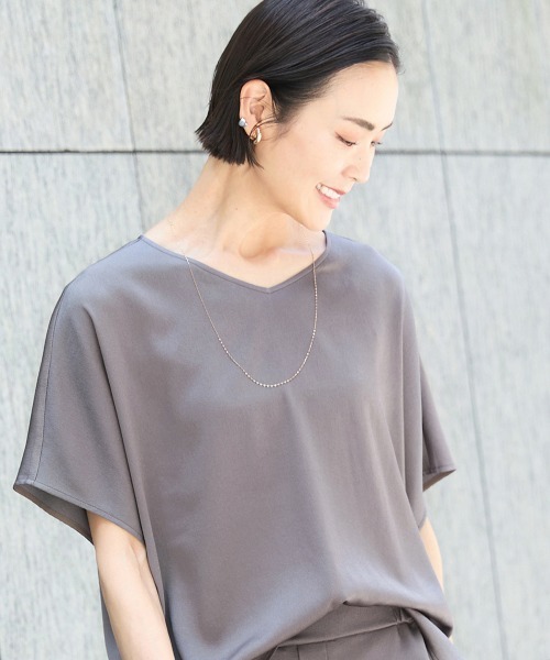 MICHEL KLEIN（ミッシェル・クラン）の「[セットアップ対応]Vネックサテンオーバーブラウス（シャツ/ブラウス・レディース・ネイビー/モカ・38）」の2枚目の写真