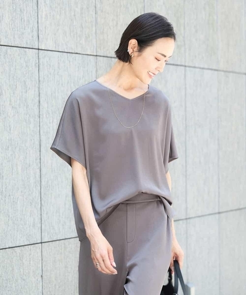 MICHEL KLEIN（ミッシェル・クラン）の「[セットアップ対応]Vネックサテンオーバーブラウス（シャツ/ブラウス・レディース・ネイビー/モカ・38）」の4枚目の写真