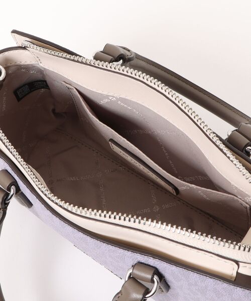 MICHAEL KORS(マイケルコース)の「ARDEN トップジップ クロスボディ スモール - MKシグネチャー(ショルダーバッグ・レディース・ライラック・FREE)」の4枚目の写真