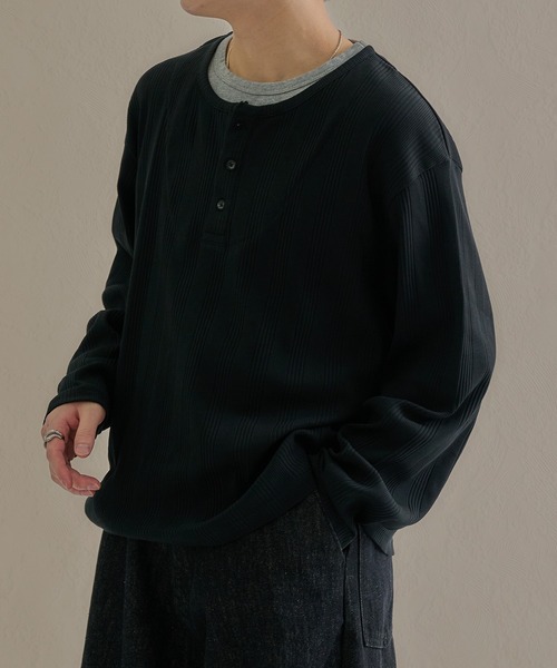 epnok（エプノック）の「テクスチャードレイヤードヘンリーネックTee（Tシャツ/カットソー・メンズ・ネイビー/グレー/ブラック・SMALL/LARGE/MEDIUM）」の4枚目の写真