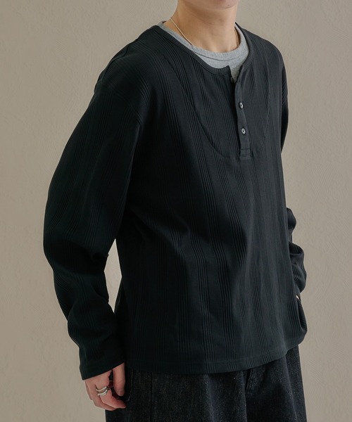epnok（エプノック）の「テクスチャードレイヤードヘンリーネックTee（Tシャツ/カットソー・メンズ・ネイビー/グレー/ブラック・SMALL/LARGE/MEDIUM）」の6枚目の写真