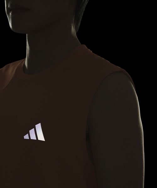 adidas（アディダス）の「テック エッセンシャルズ クール タッチ レギュラーフィット ステルス スリーバー ノースリーブ Tシャツ / アディダス adidas（タンクトップ・メンズ・オレンジ・XX-LARGE/3XL/LARGE/MEDIUM/SMALL/X-LARGE）」の3枚目の写真