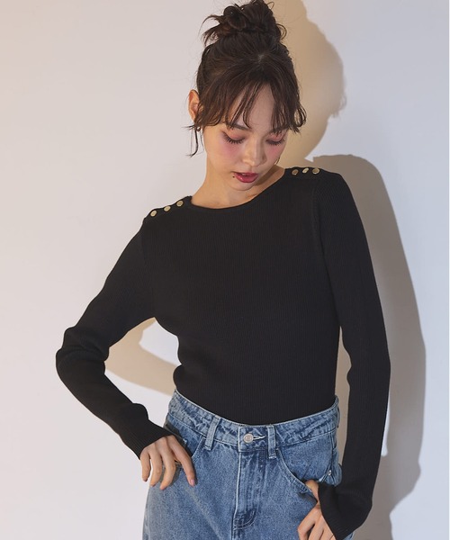 SOELA(ソエラ)の「ボートネックショルダーボタンリブニット(ニット/セーター・レディース・ブラック/ボルドー/アイボリー・FREE)」の3枚目の写真