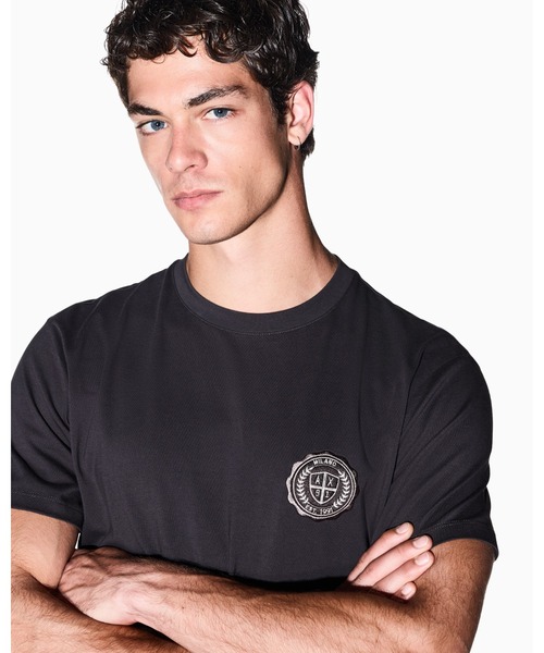ARMANI EXCHANGE(アルマーニエクスチェンジ)の「【A|X アルマーニ エクスチェンジ】CO エンブレムロゴ レギュラーフィット 半袖クルーネックTシャツ/REGULAR(EC限定カラー含)(Tシャツ/カットソー・メンズ・チャコールグレー/インディゴブルー・X-LARGE/LARGE/SMALL/MEDIUM/XX-LARGE/X-SMALL)」の12枚目の写真