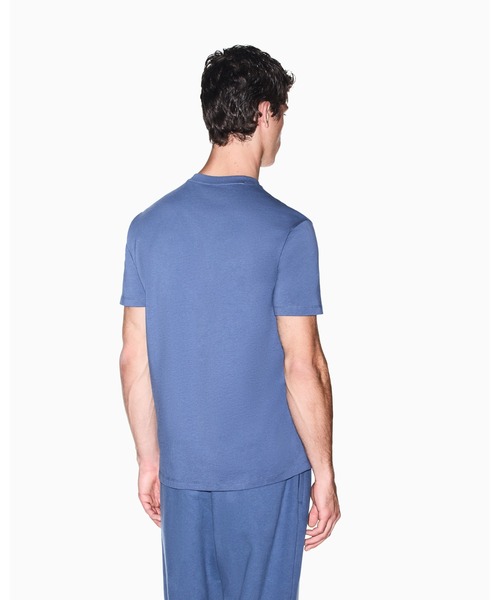 ARMANI EXCHANGE(アルマーニエクスチェンジ)の「【A|X アルマーニ エクスチェンジ】CO エンブレムロゴ レギュラーフィット 半袖クルーネックTシャツ/REGULAR(EC限定カラー含)(Tシャツ/カットソー・メンズ・チャコールグレー/インディゴブルー・X-LARGE/LARGE/SMALL/MEDIUM/XX-LARGE/X-SMALL)」の4枚目の写真