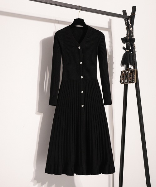AMAJI(アマジ)の「プリーツ ニットワンピース(ワンピース・レディース・ブラック/ベージュ・LARGE/X-LARGE)」の1枚目の写真