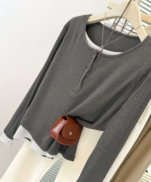 Miniministore(ミニミニストア)の「ヘンリーネック長袖リブカットソー重ね着風(Tシャツ/カットソー・レディース・ライトグレー/ダークグレー/ブラック/カーキ・FREE)」の6枚目の写真